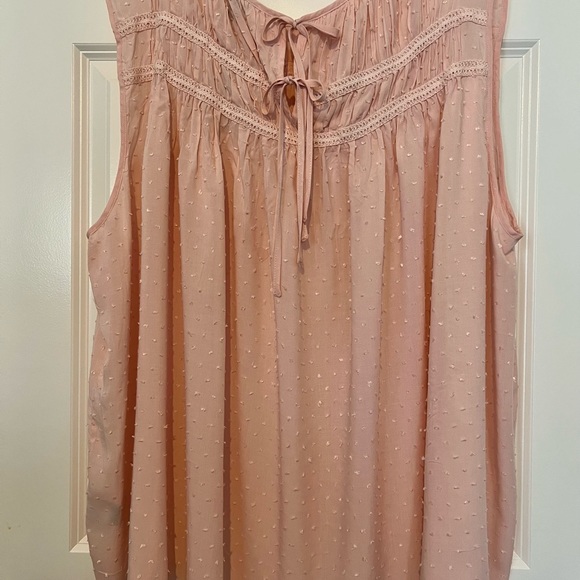 NWT TORRID LIGHT PINK SWISS DOT CROCHET INSET TOP - Picture 2 of 7